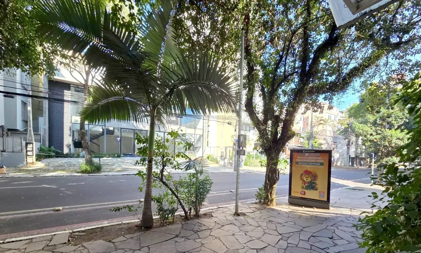 Calçada arborizada em frente ao prédio