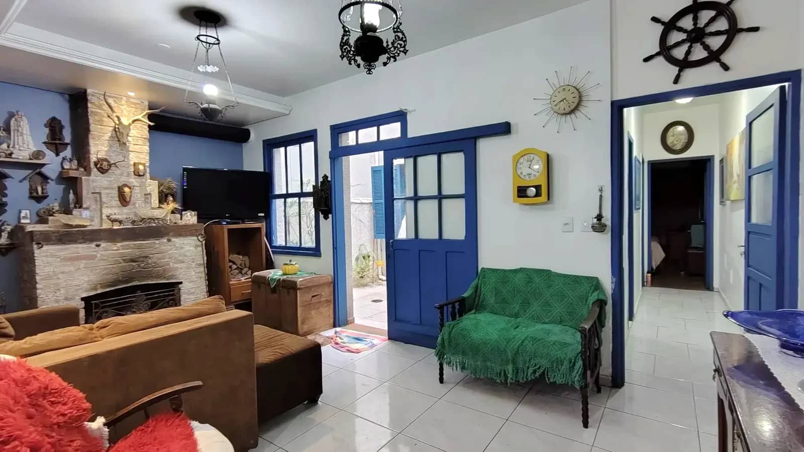 Living com portas para a área externa