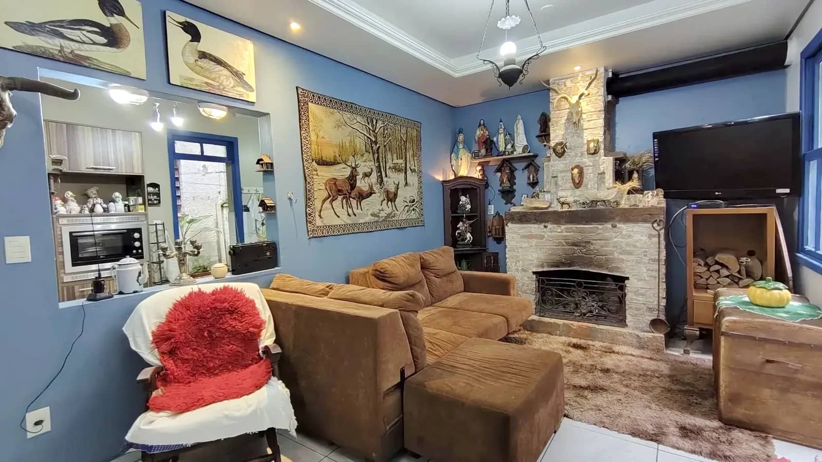Sala de estar com sofá e lareira