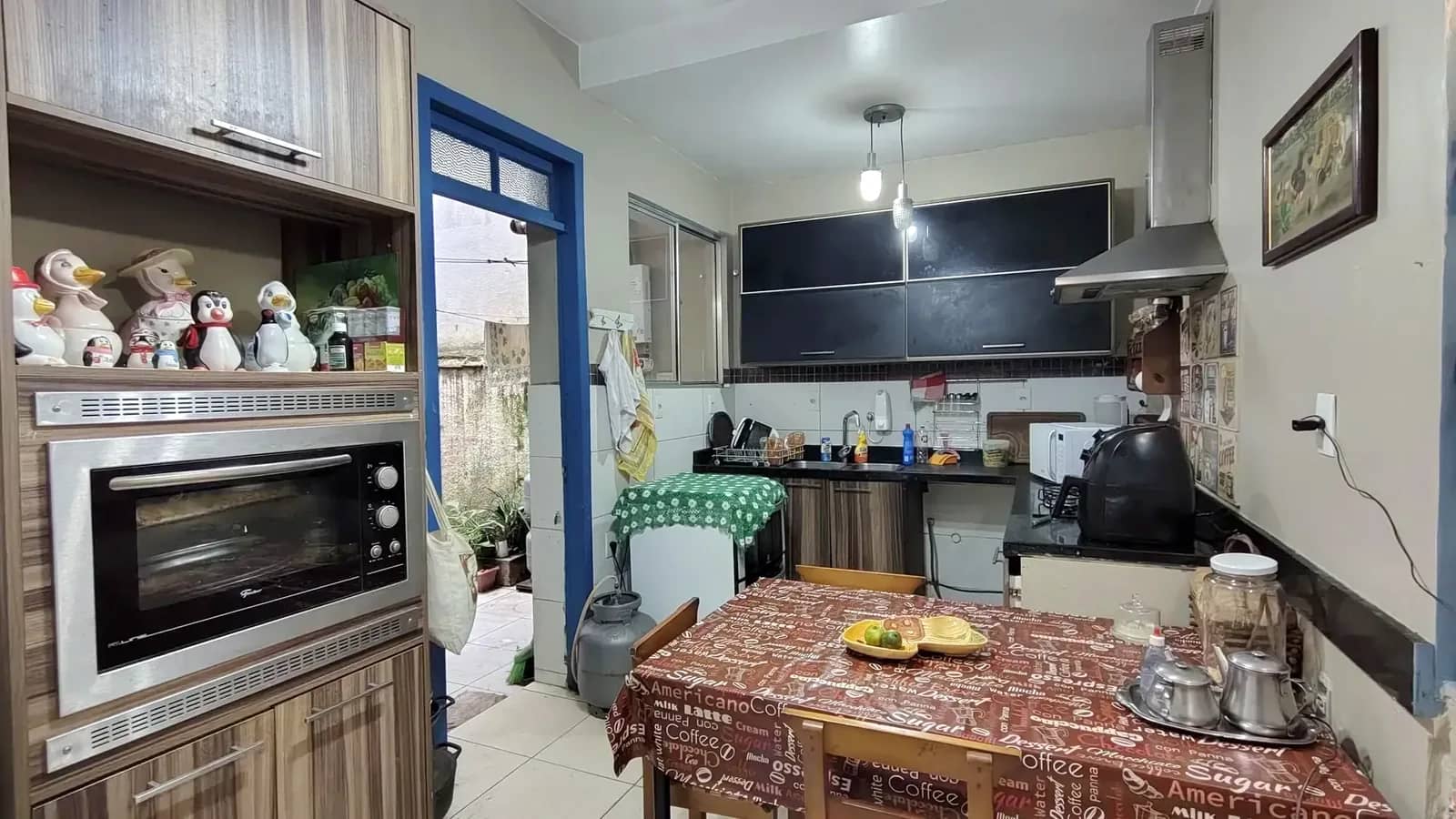 Cozinha planejada com forno embutido