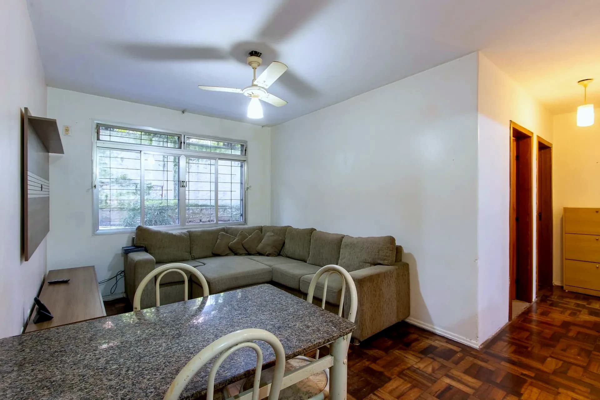 Sala com sofá em L e mesa de jantar