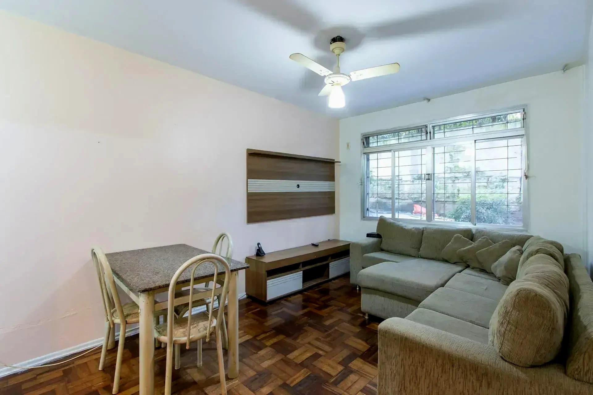 Sala para dois ambientes com piso de parquê