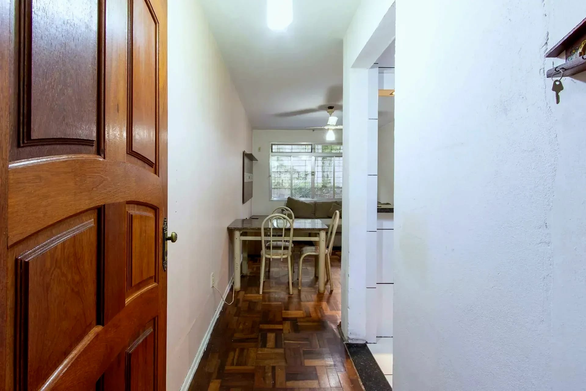 Entrada com vista para a sala