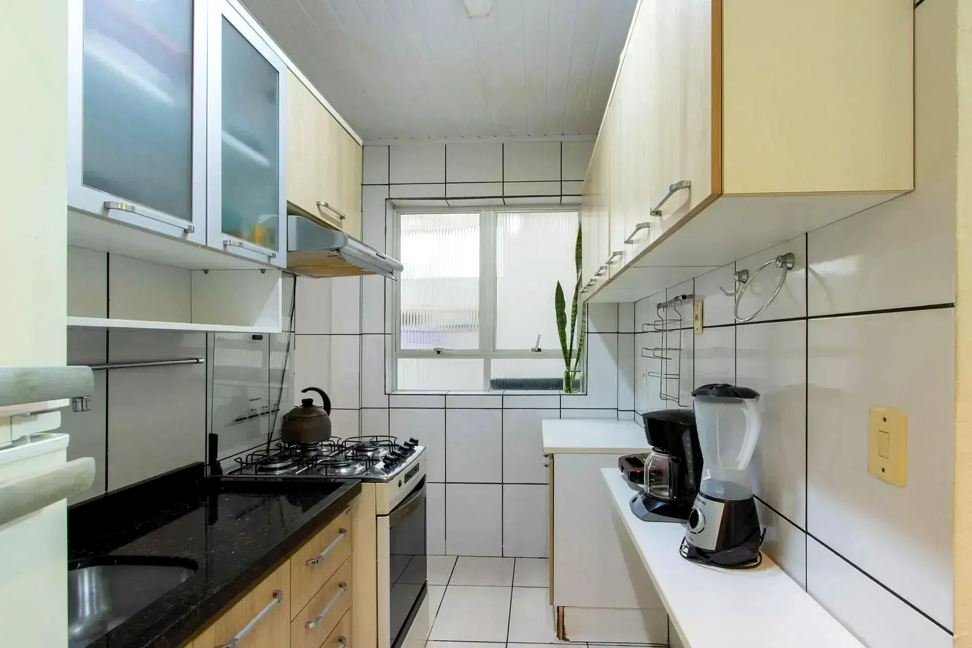 Cozinha com bancada de granito
