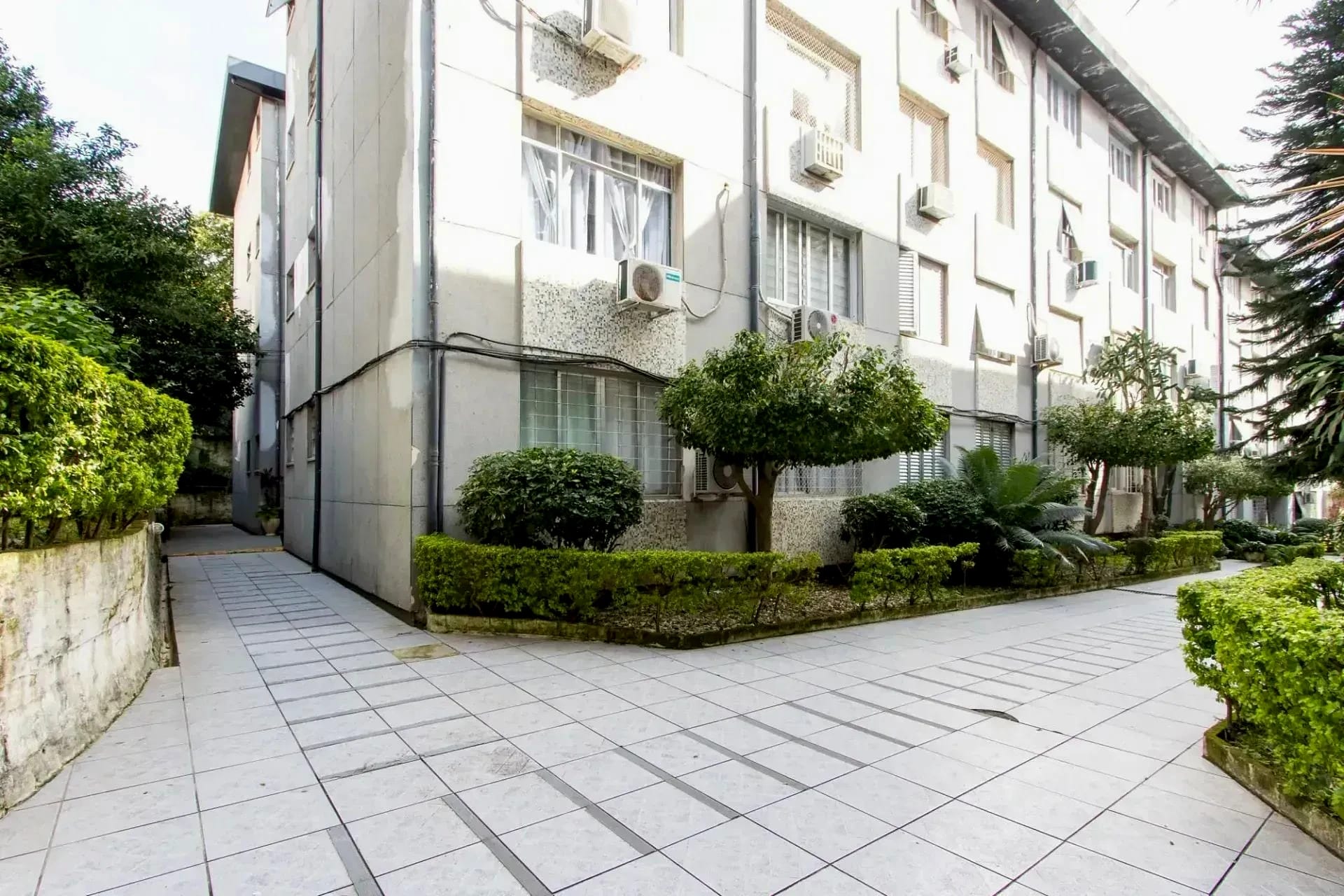 Blocos e jardins do condomínio