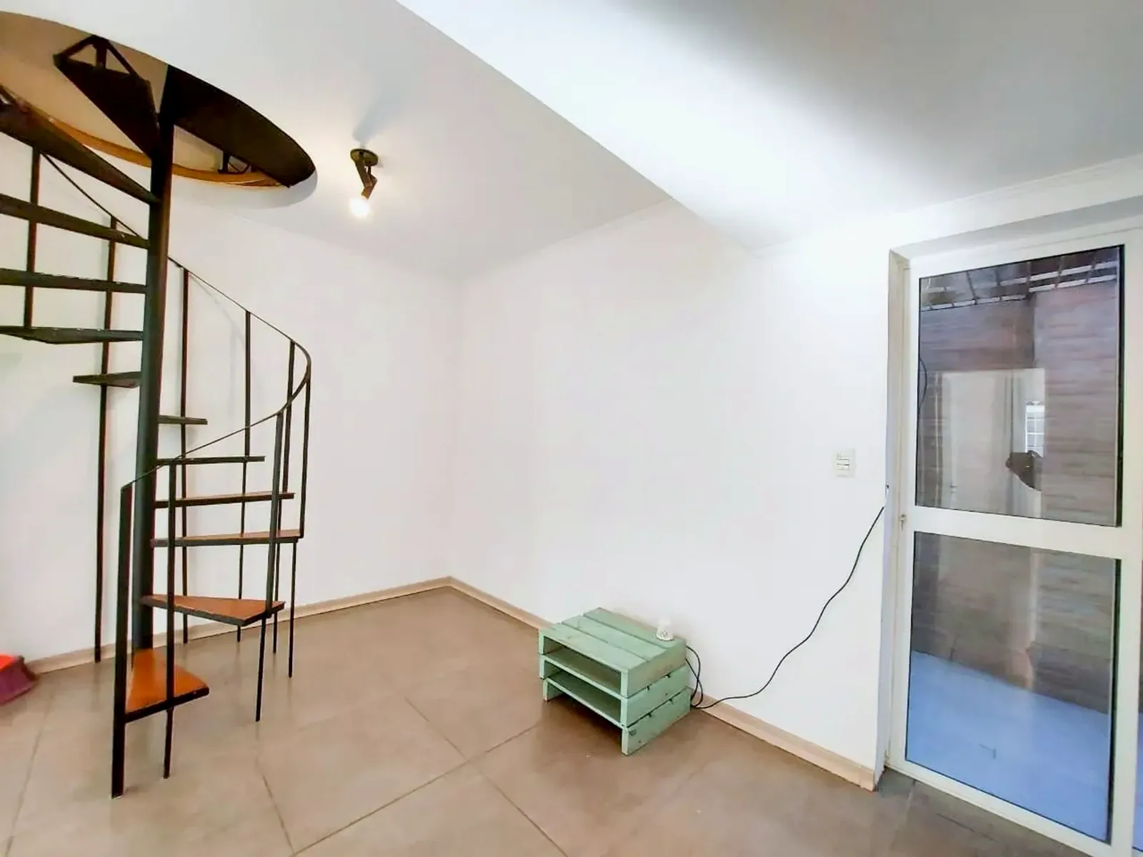 Living do térreo com porta para o pátio