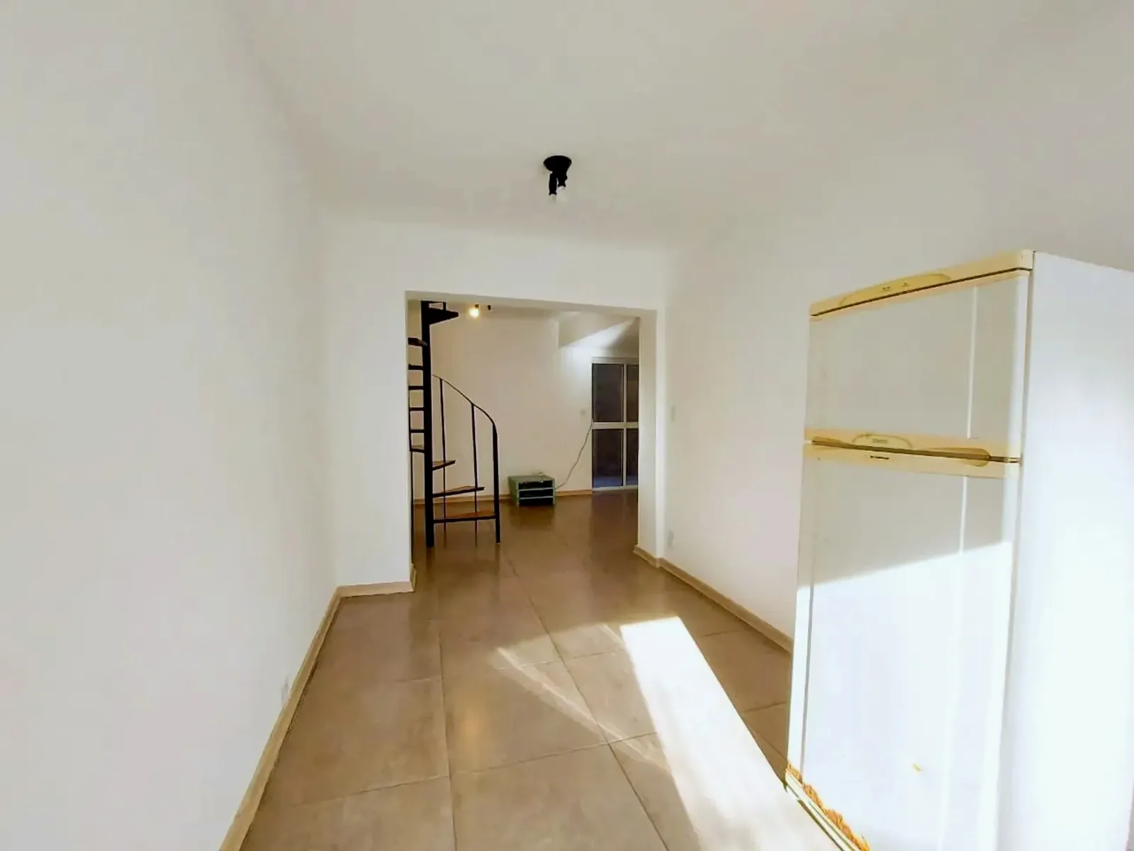 Living integrado com vista para a escada