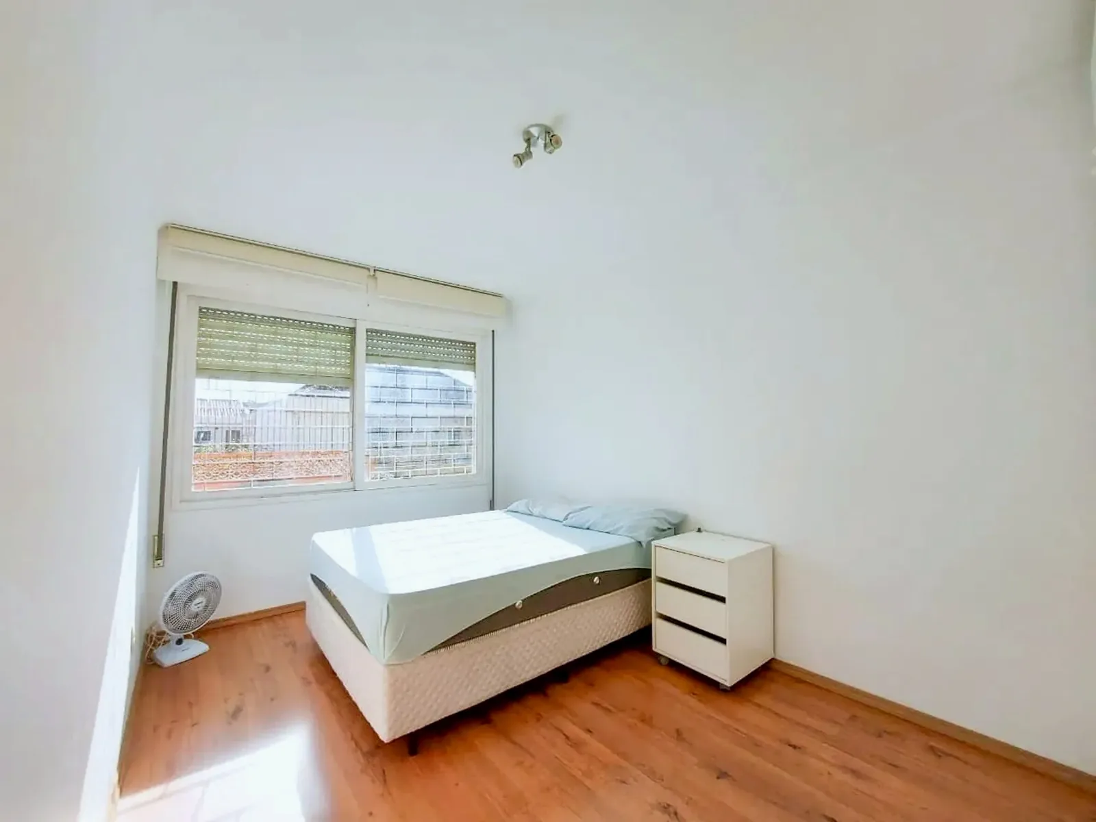 Dormitório com janela ampla
