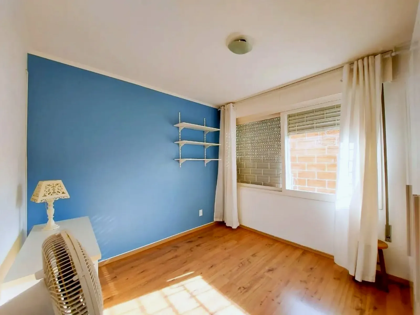Dormitório com parede azul
