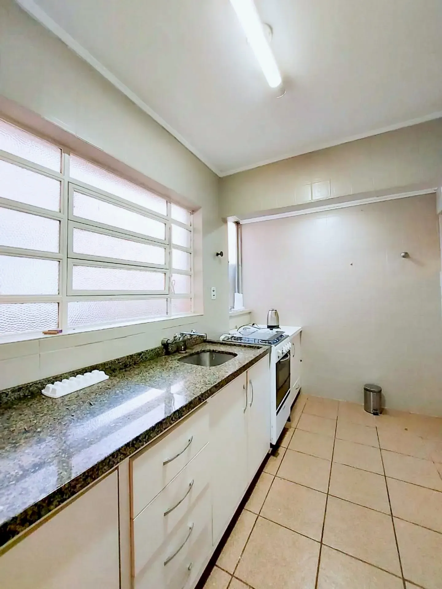 Cozinha com bancada de granito