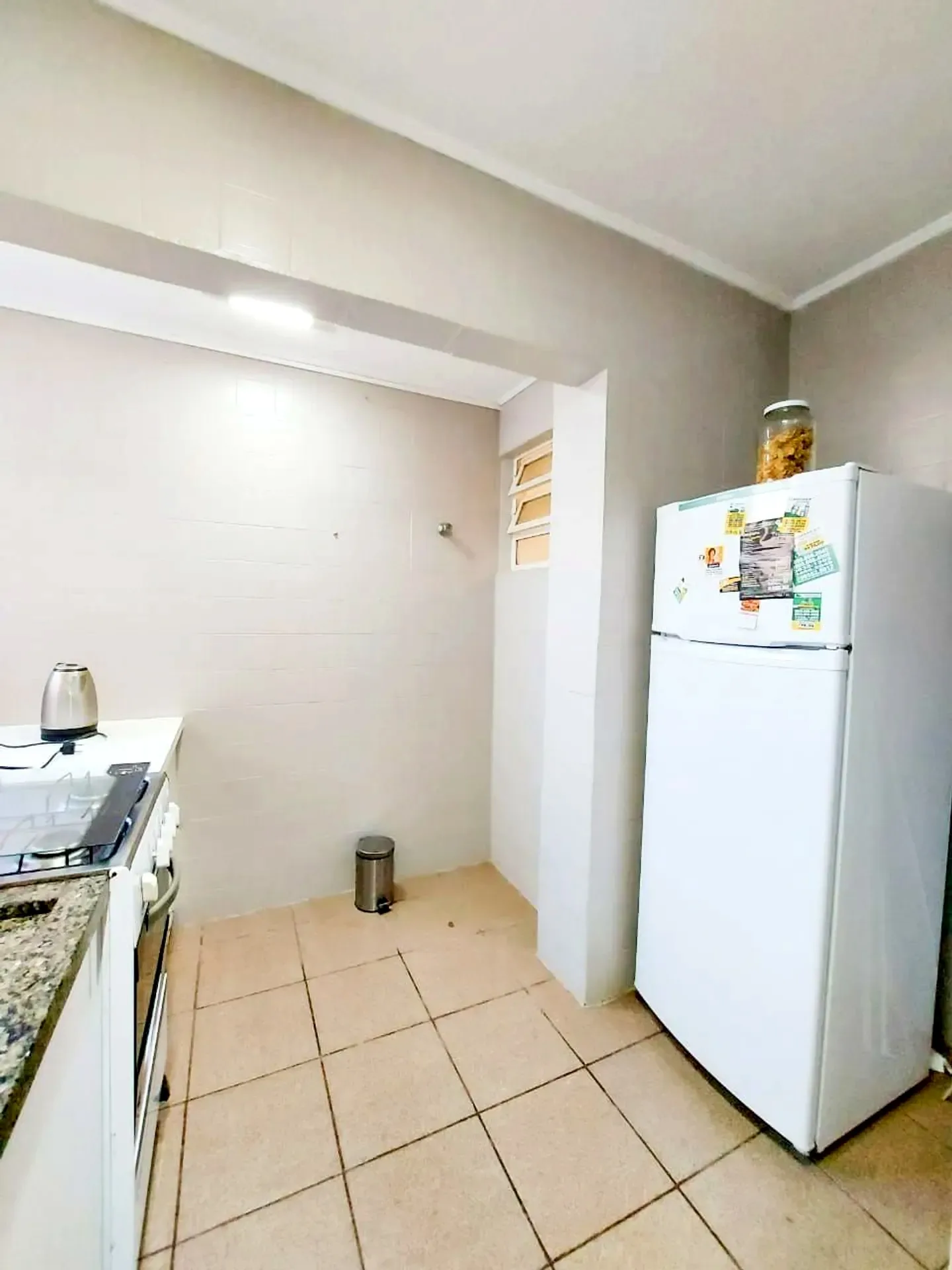 Cozinha com espaço para geladeira