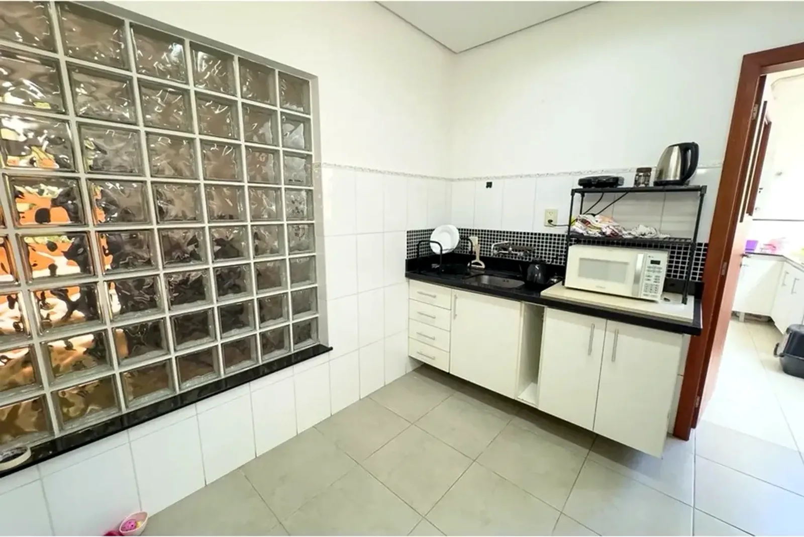 Cozinha com bancada de granito
