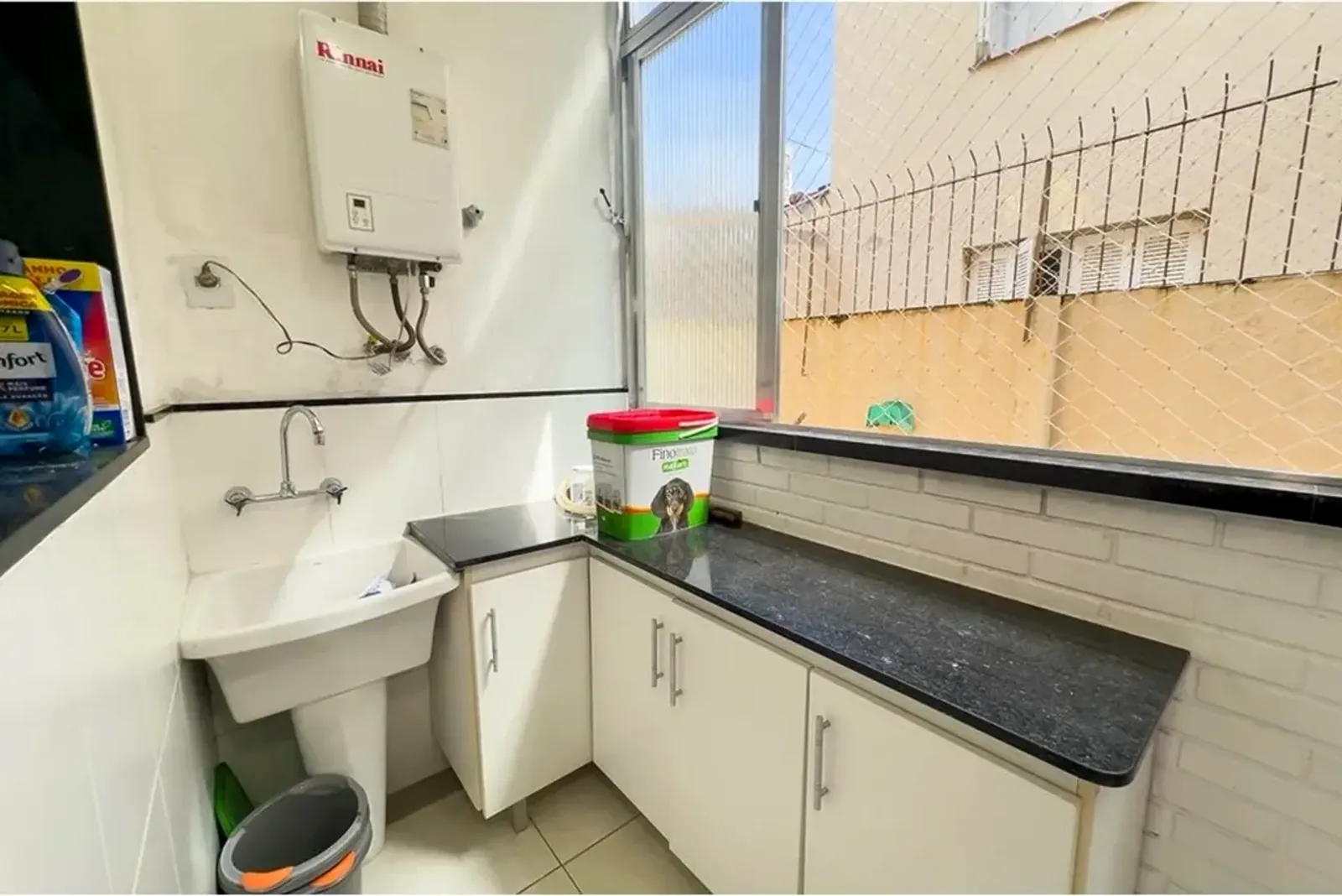 Área de serviço com tanque e bancada