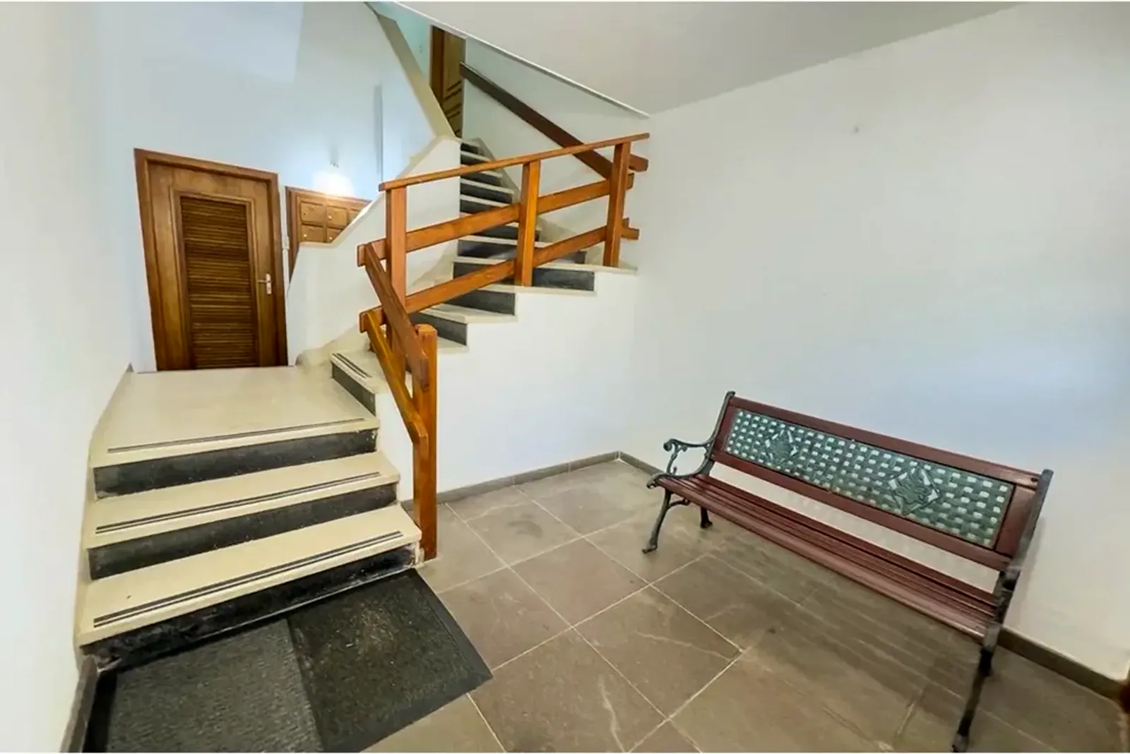 Escada e hall do prédio