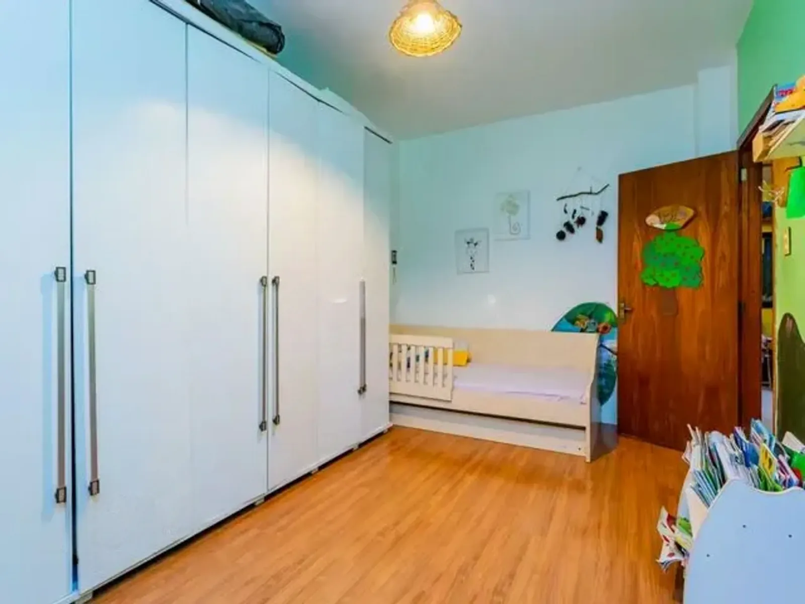 Dormitório com roupeiro amplo