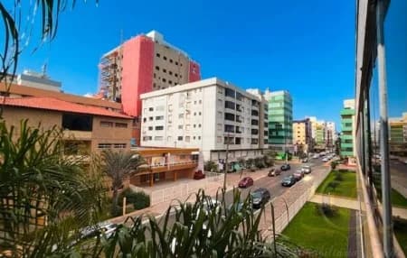 Foto real de um dos 37 apartamentos de entrada à venda em Capão da Canoa — o de menor preço da lista, ref. 24674.
