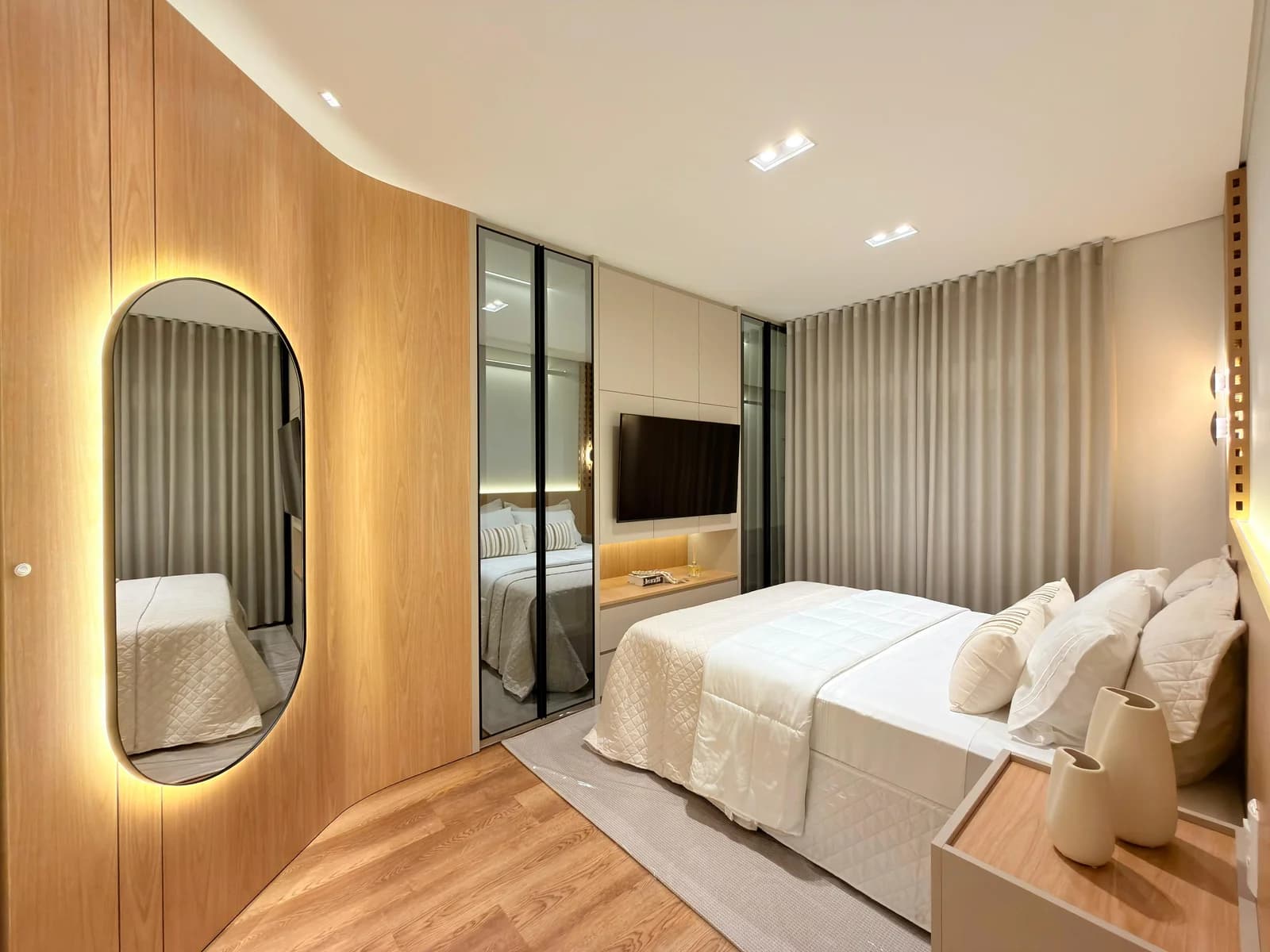 Suíte do apartamento 602, mobiliada e decorada, com cama de casal.