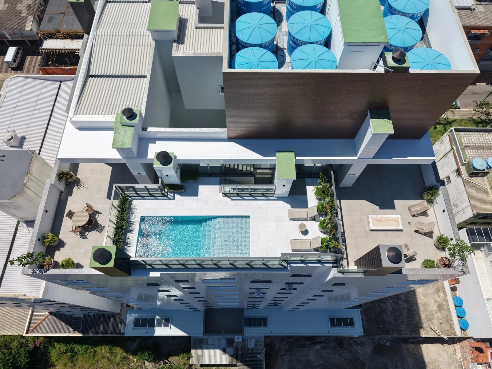 Vista aérea da piscina no terraço do Bel Giardino Residencial.