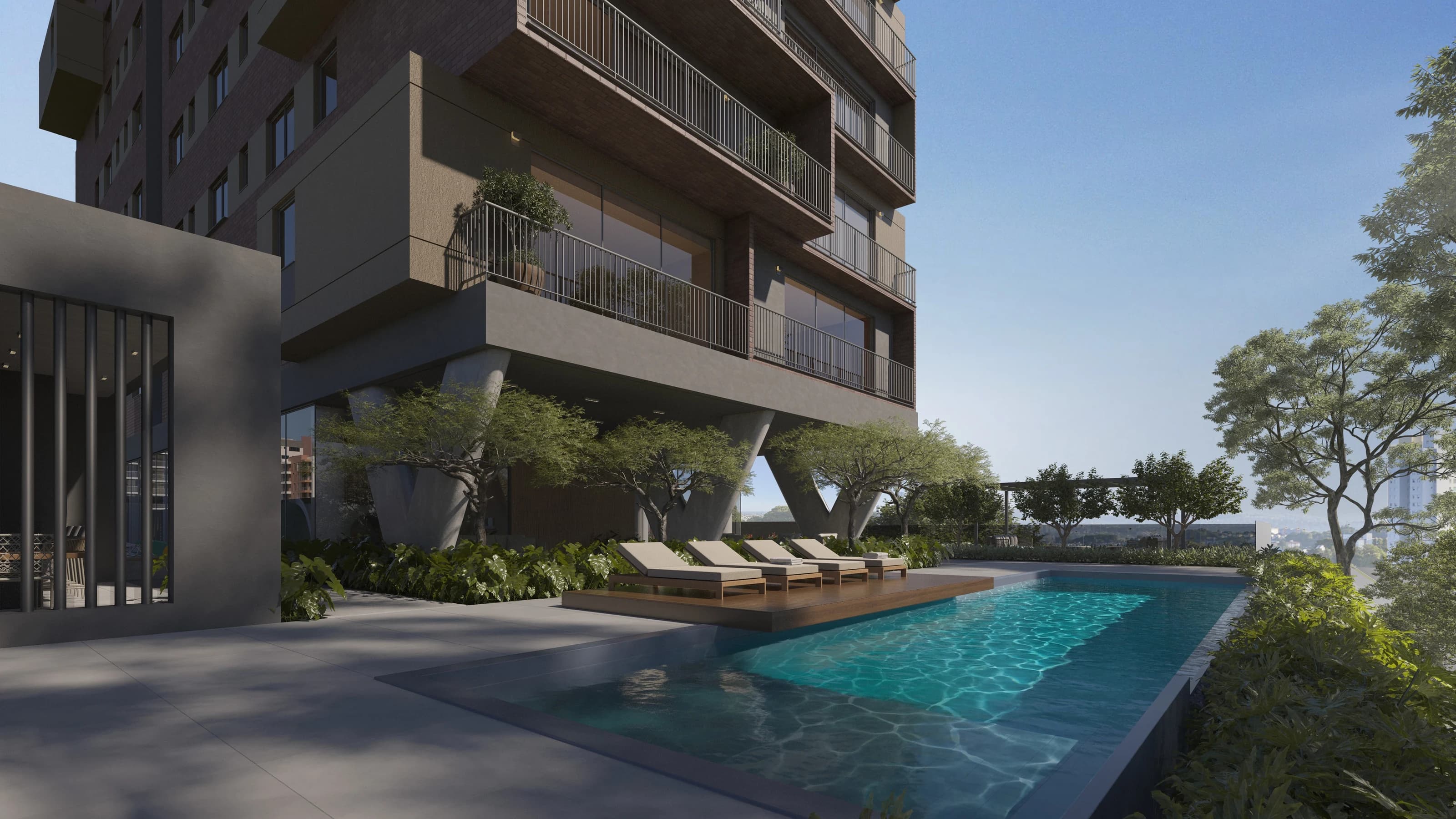 Piscina com deck de madeira e espreguiçadeiras ao sol