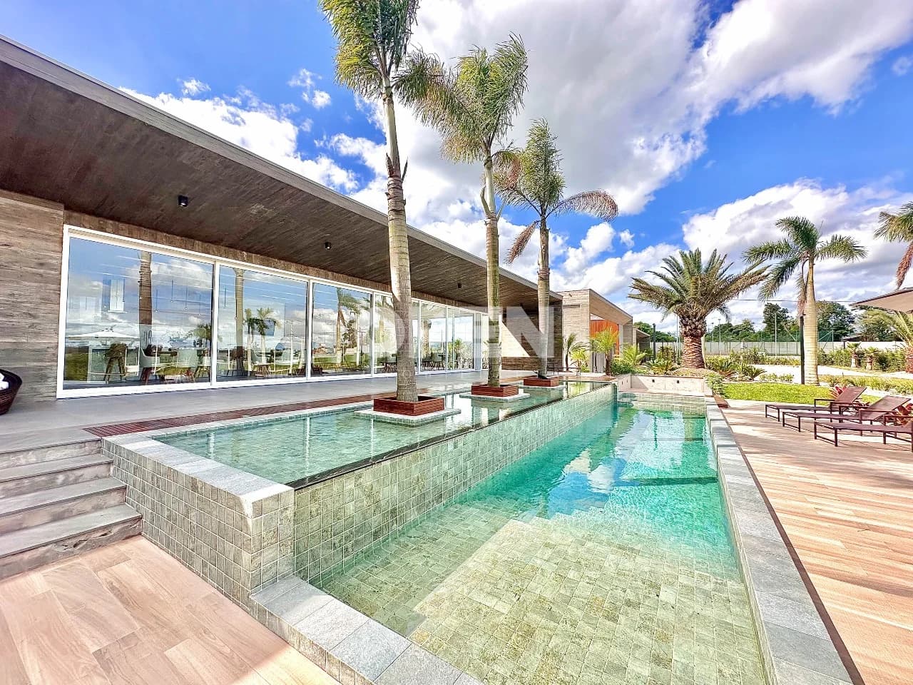 Foto real da piscina e área de lazer do Vert Residence Clube, já pronta.