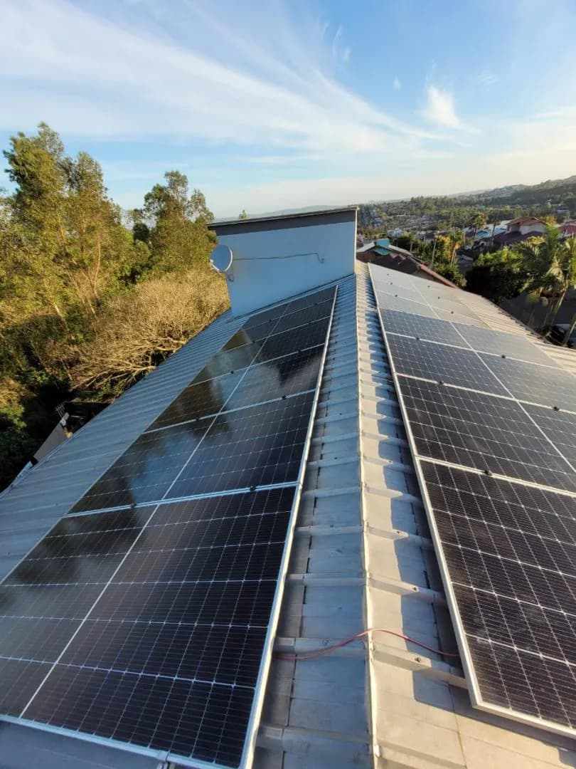 As catorze placas solares instaladas na cobertura.