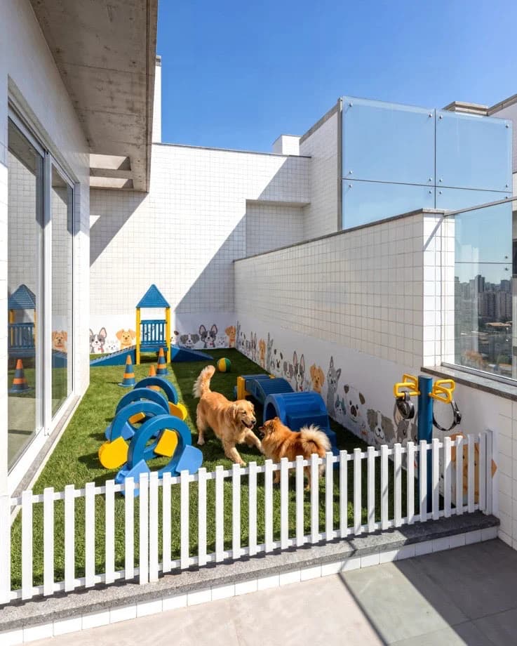 Perspectiva do espaço pet, com playground para cães.