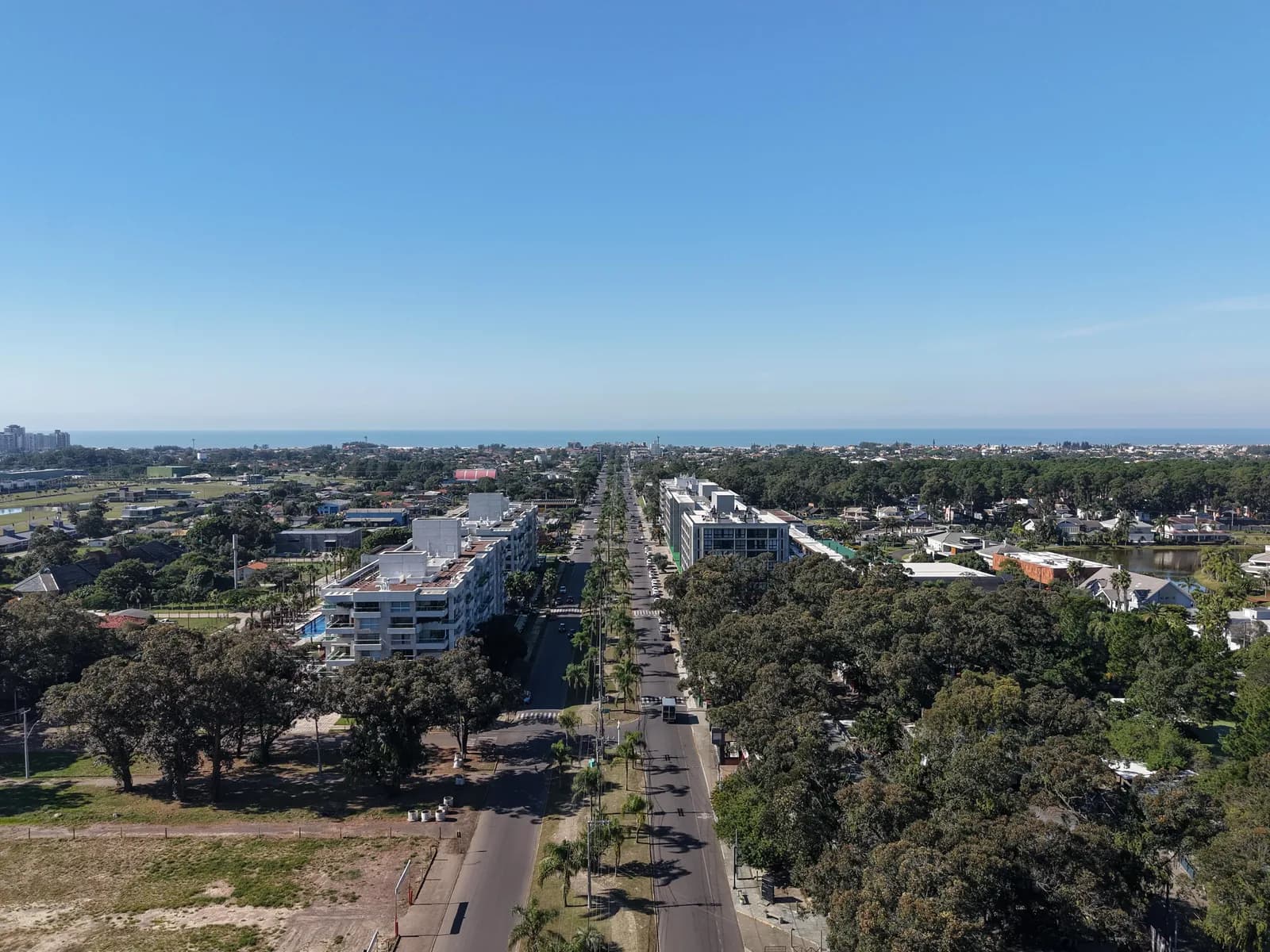 Vista aérea da Avenida Central, do prédio até a orla de Xangri-Lá.