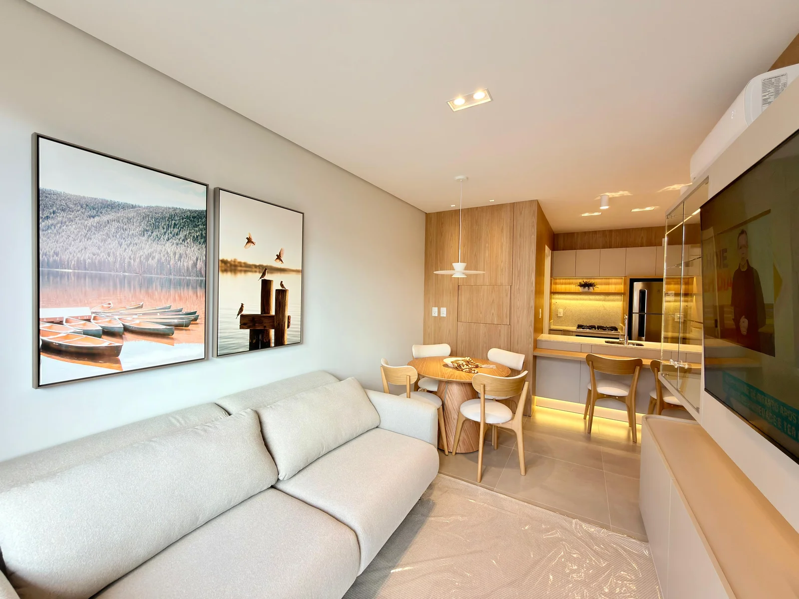 Sala de estar e jantar integradas à cozinha, no apartamento 602.