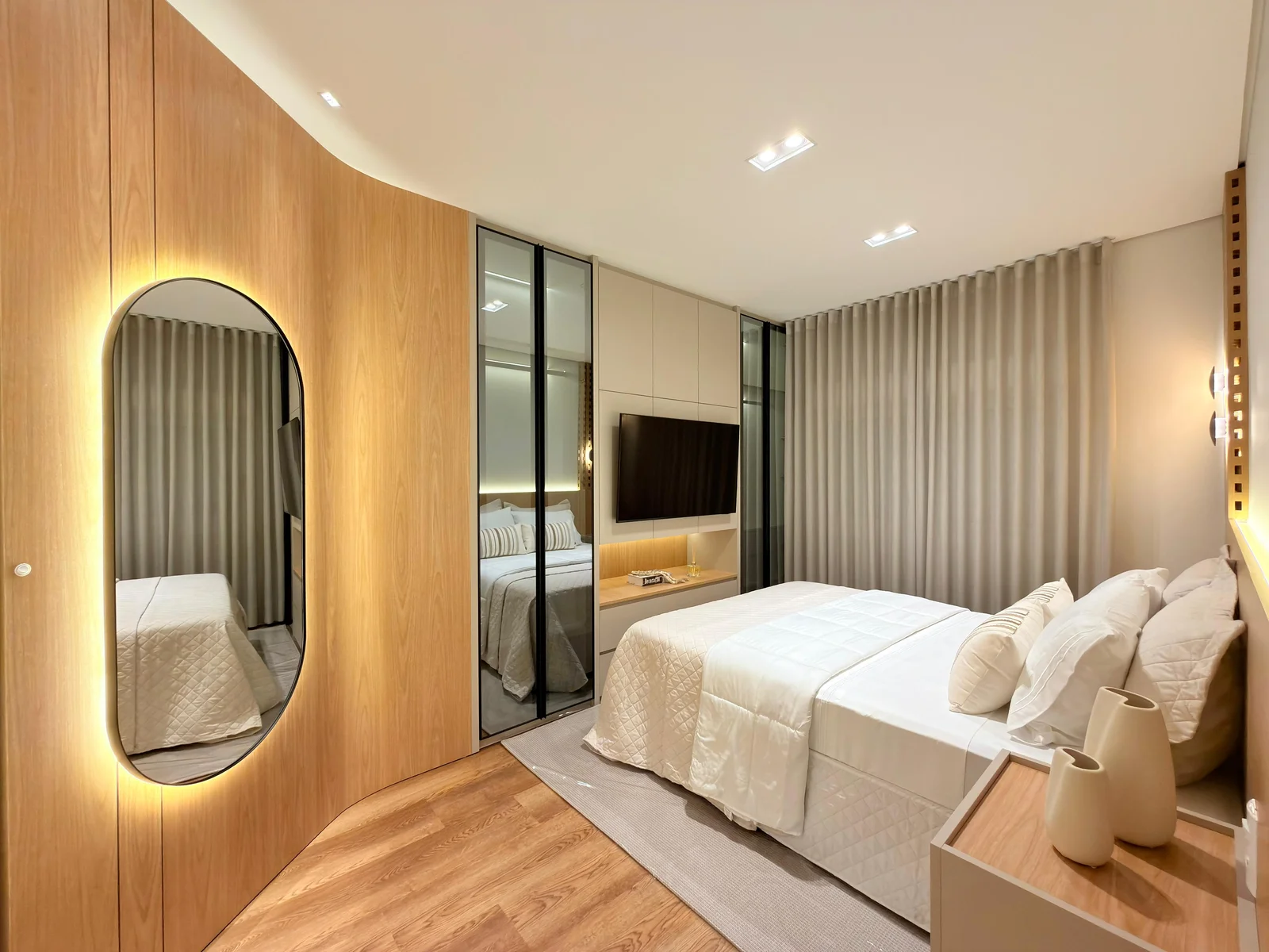 Suíte do apartamento 602, mobiliada e decorada, com cama de casal.