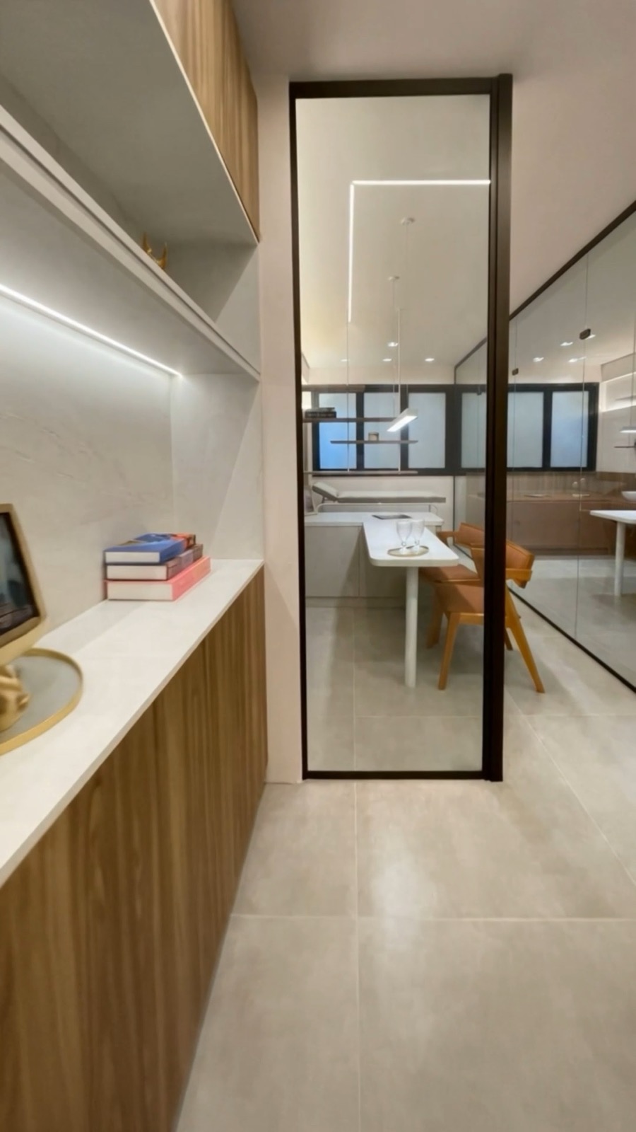 Perspectiva da recepção de um consultório, com balcão de atendimento e sala de espera.