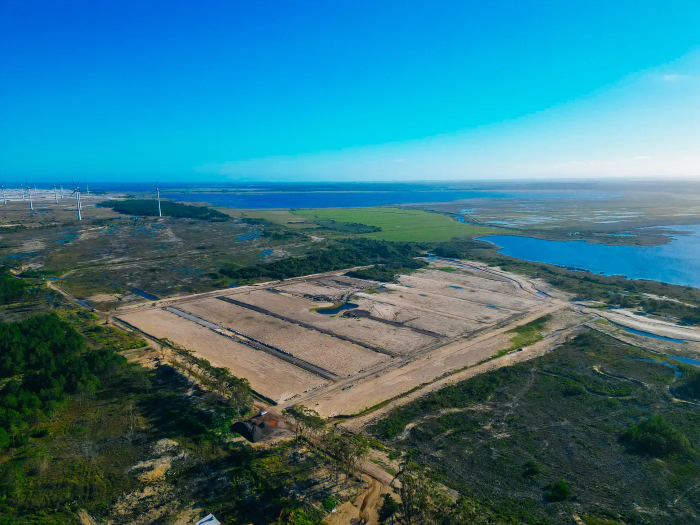 Ruas da Fase 1 abertas, com a lagoa ao fundo, em julho de 2026