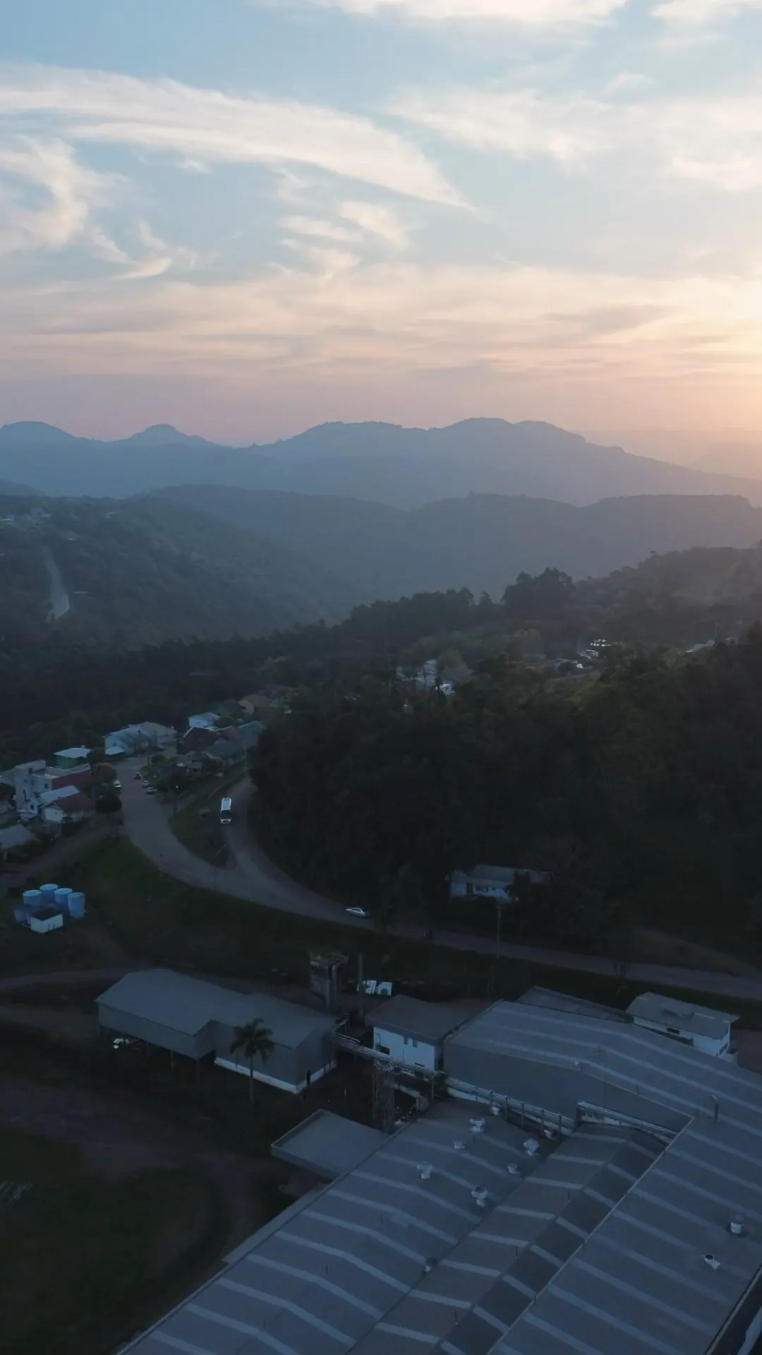 Fim de tarde sobre os morros da Serra Gaúcha, visto do bairro Piá.
