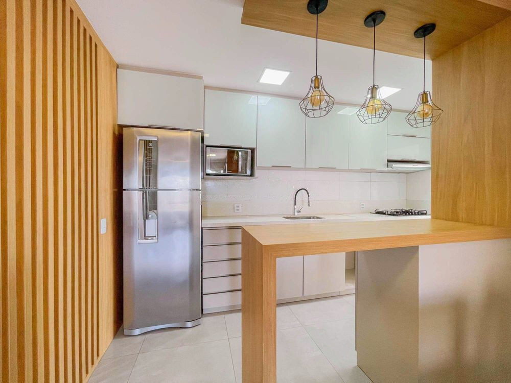 Cozinha com bancada e armários
