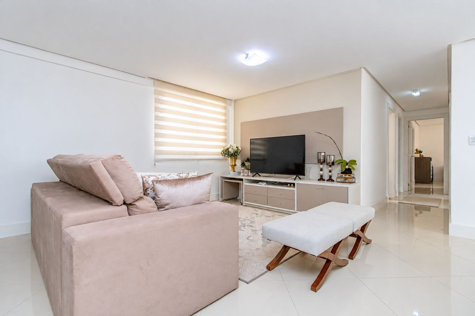 Sala de estar, sofá e painel de TV