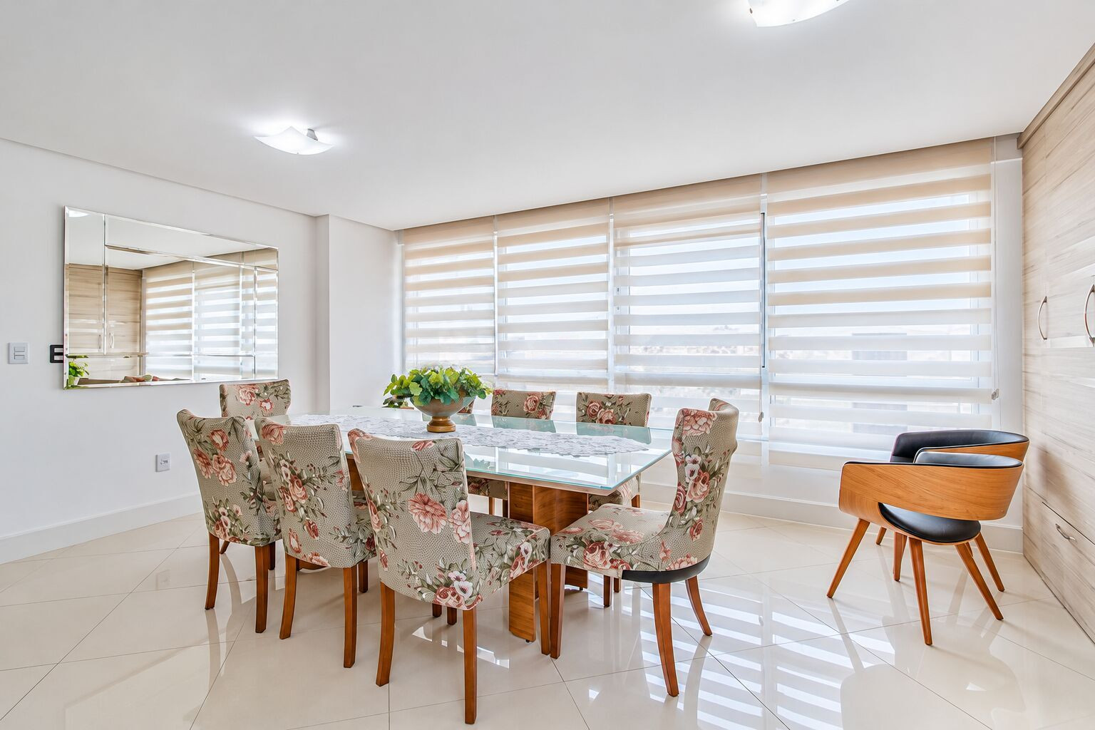 Sala de jantar com janelas amplas