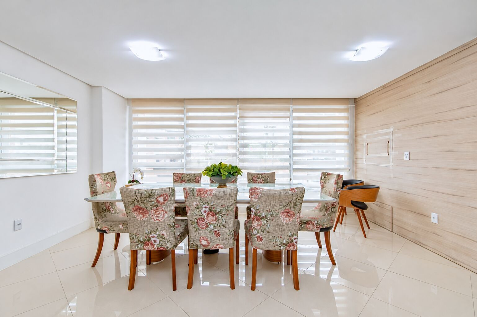 Sala de jantar, mesa para oito lugares