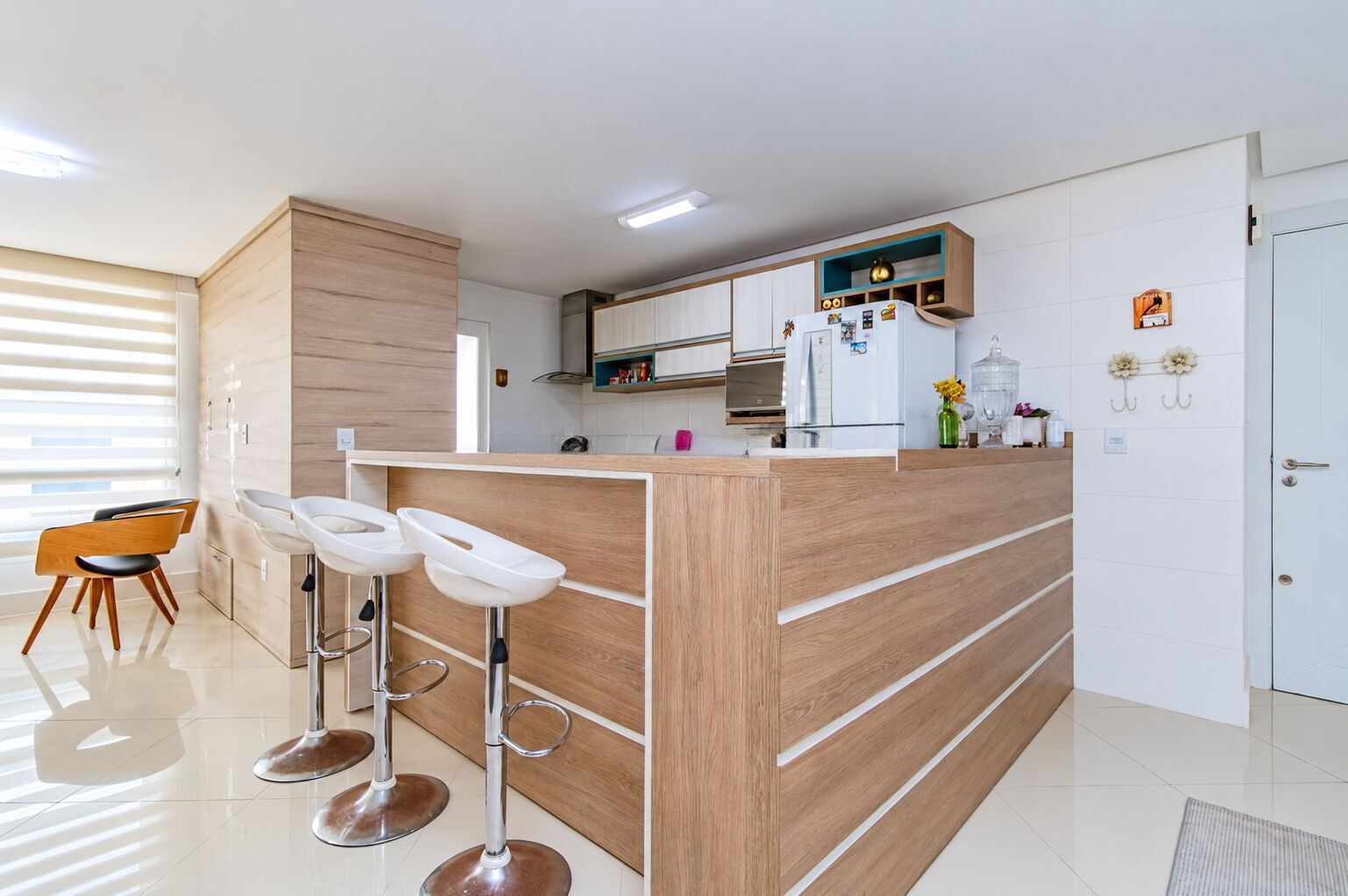 Cozinha americana com balcão e banquetas