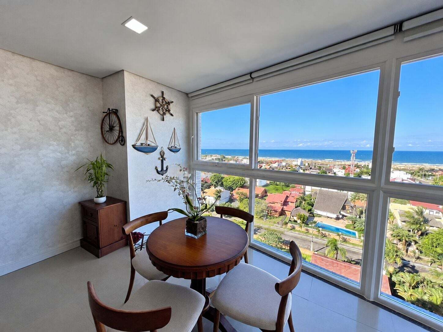 Estar com janela panorâmica para o mar e a Praia Grande