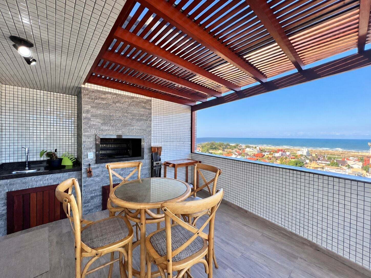 Espaço gourmet com churrasqueira e vista para o mar
