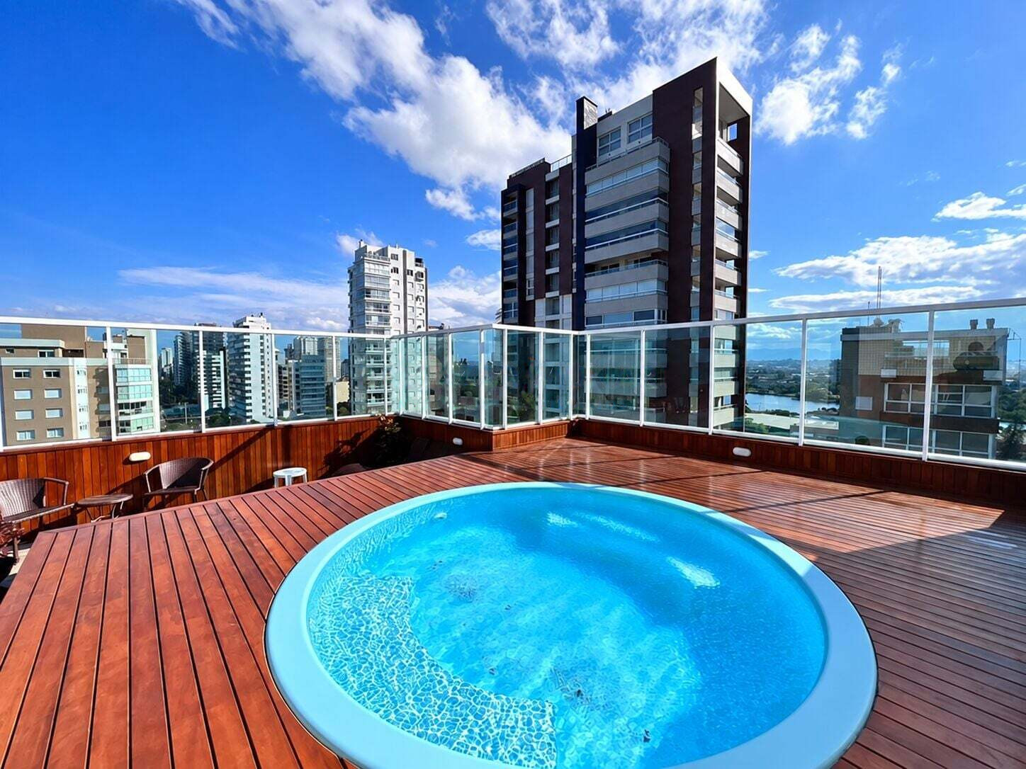 Deck e piscina, com a cidade ao redor