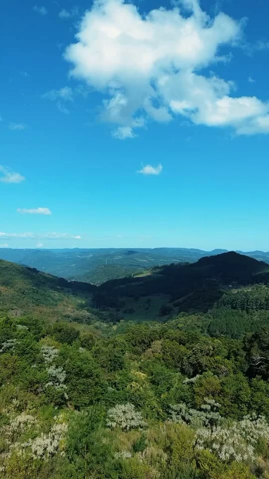 Vista aérea panorâmica das coxilhas da Serra Gaúcha, no loteamento Linha Nova.