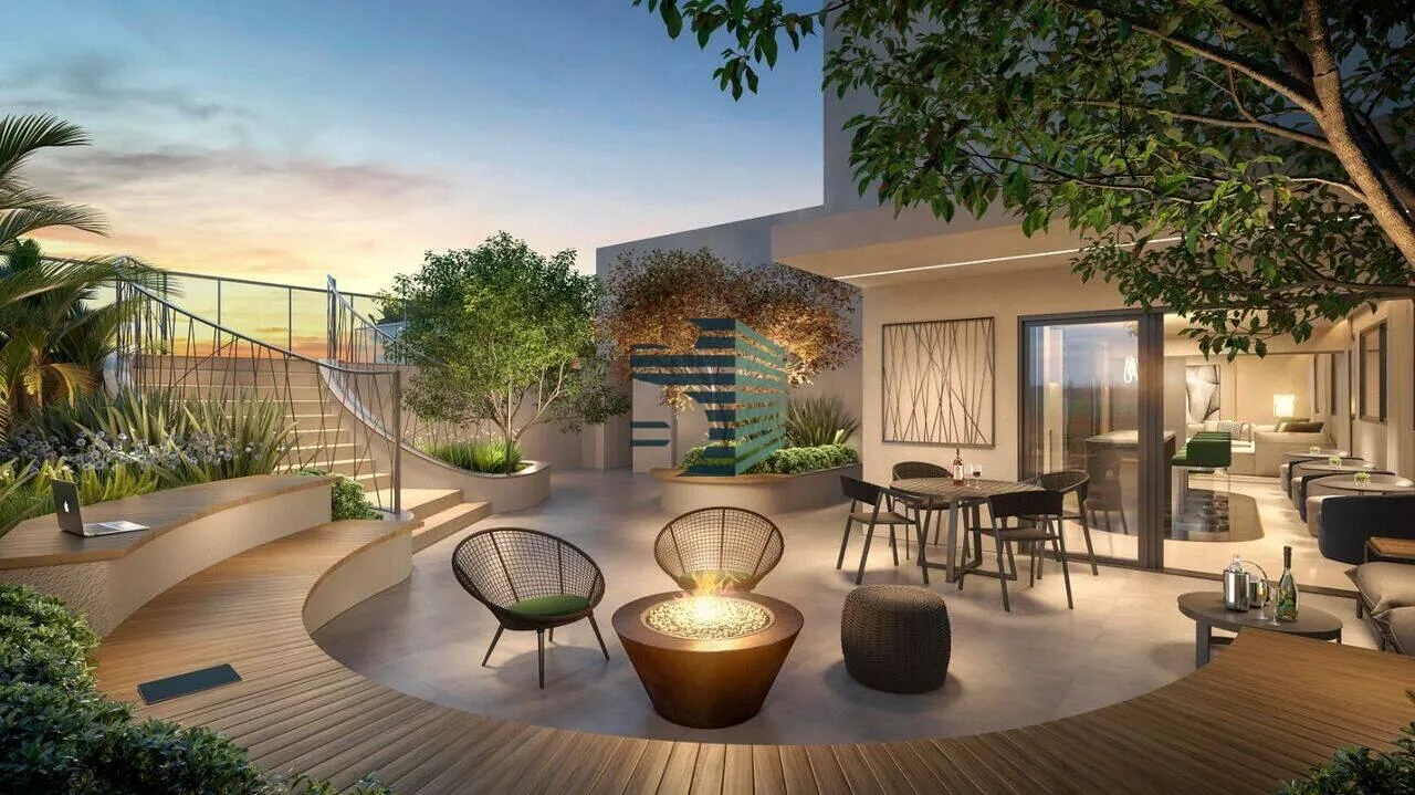 Perspectiva do lounge do rooftop, com lareira e vista para a cidade.