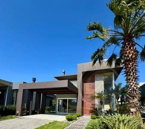 Fachada de uma das 28 casas em revenda em Capão da Canoa — foto real da casa ref. 24280, no condomínio Dubai Resort.