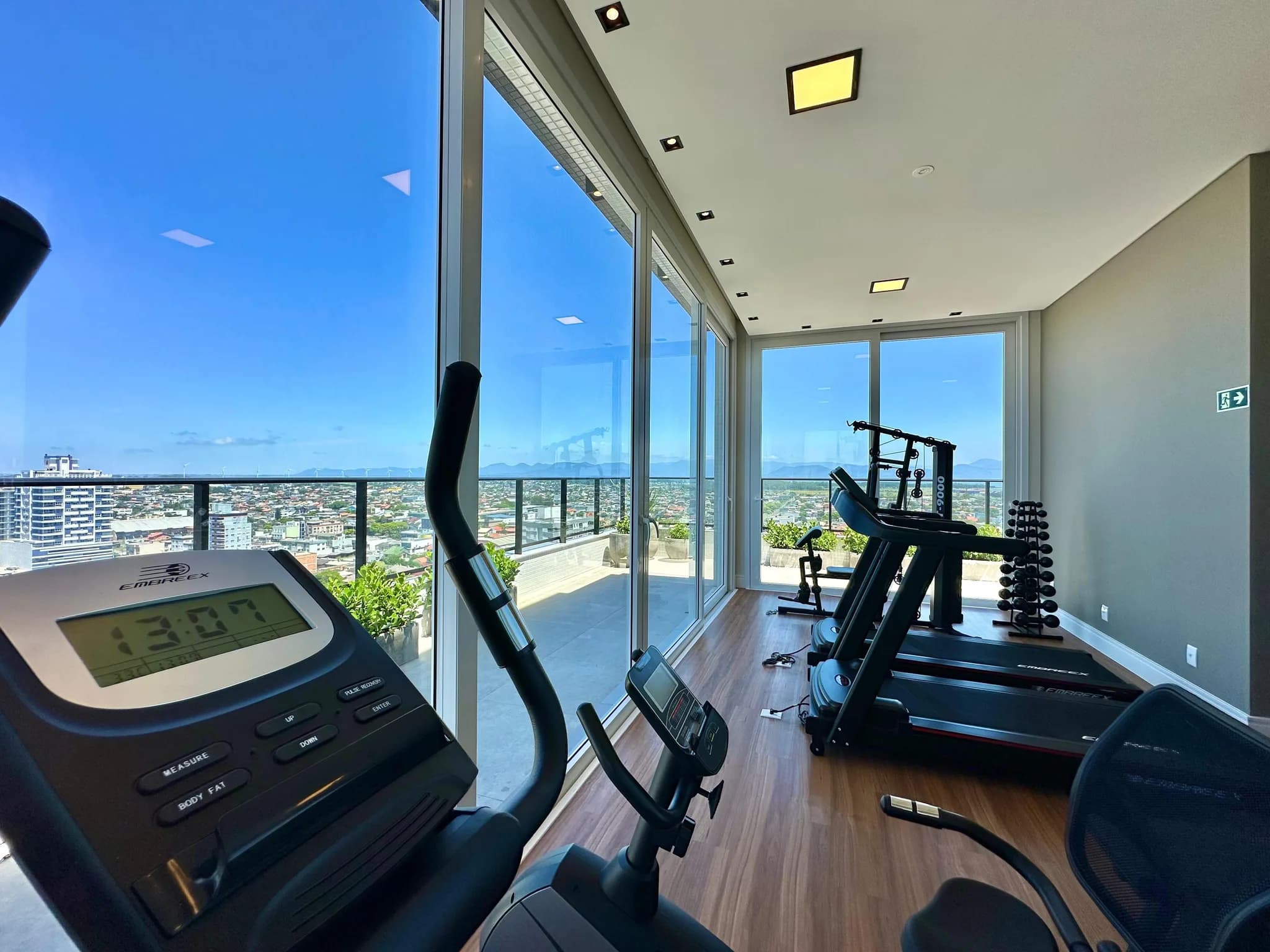 Academia do edifício Smart, com vista panorâmica.
