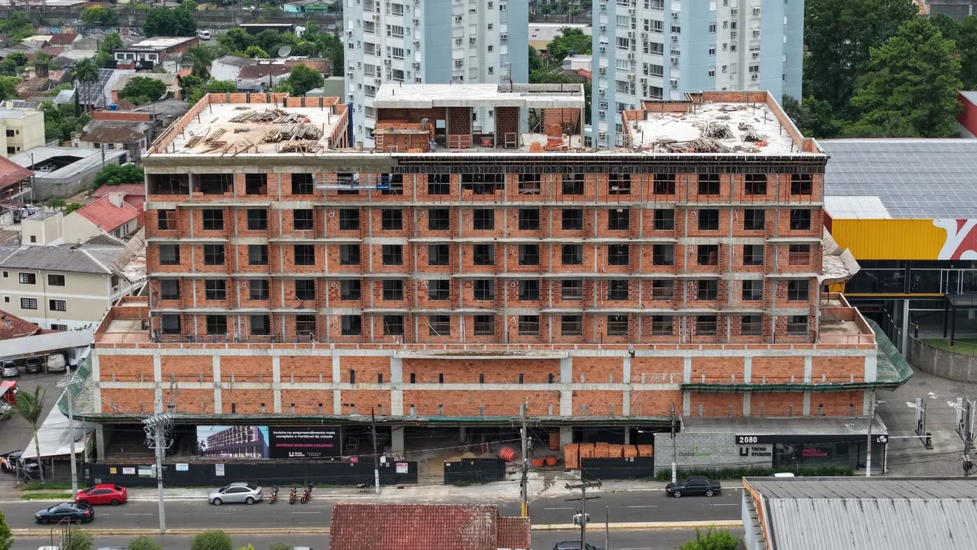 Foto real da obra do Tecno Studios em andamento, vista aérea da fachada.
