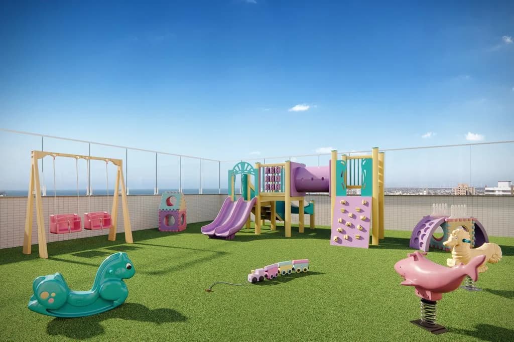 Perspectiva do terraço kids, com brinquedos sobre grama sintética.